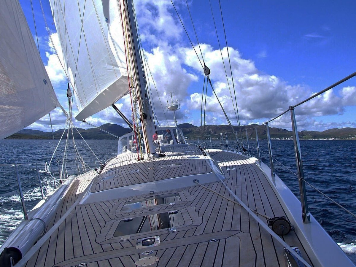 Upgrade Your Used Sea Ray Boat with Boat Flooring Mats: Enhance Comfort and Style - HJDECK